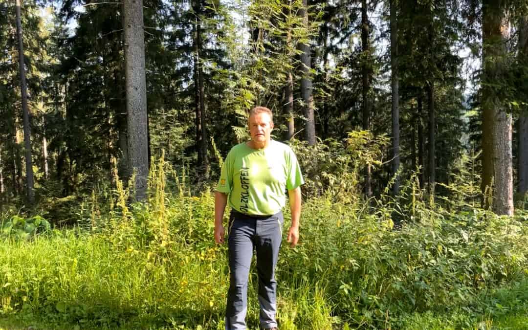 Gerhard erklärt, warum er für eine naturnahe Waldbewirtschaftung Forststraßen benötigt