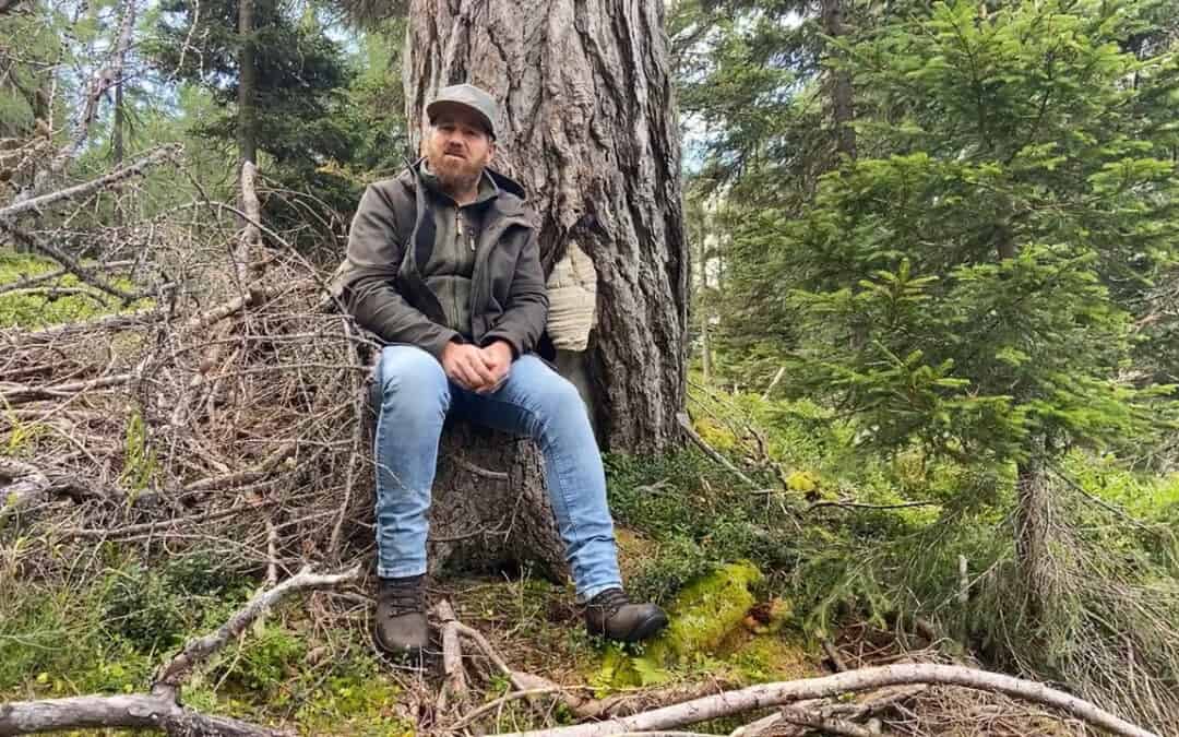 Hans zeigt stolz eines seiner zahlreichen Hotels für die Biodiversität