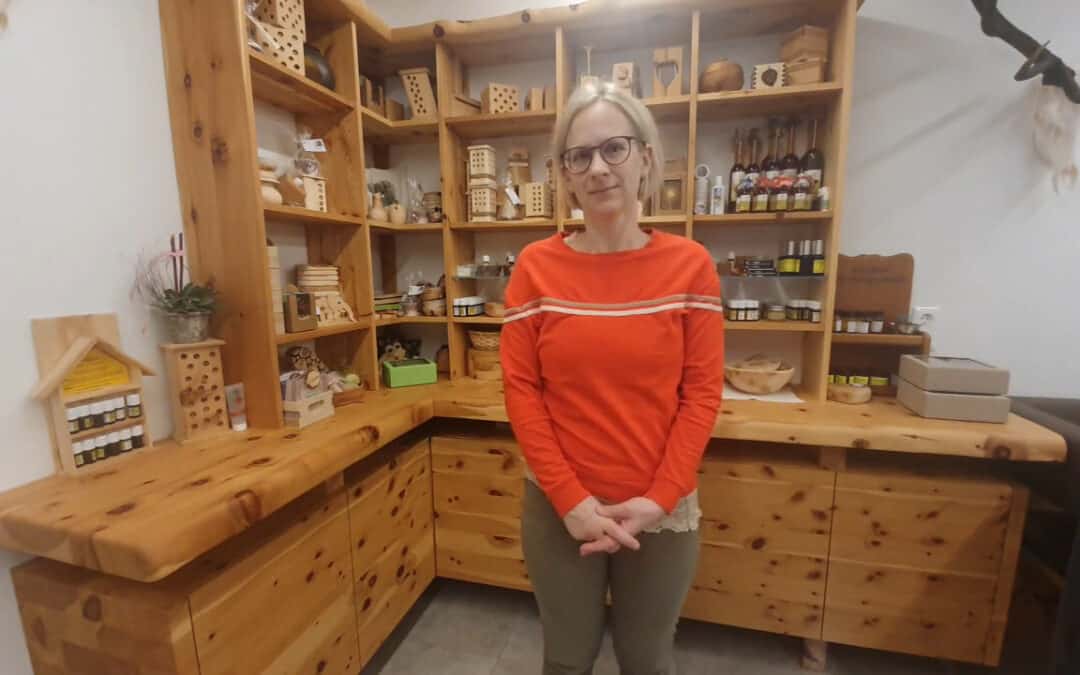 Frau Greiler erklärt, wie man aus Bäumen ätherische Öle produzieren kann