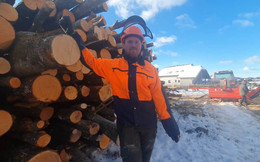 Johannes produziert seine eigenen nachhaltigen “Brennstäbe”
