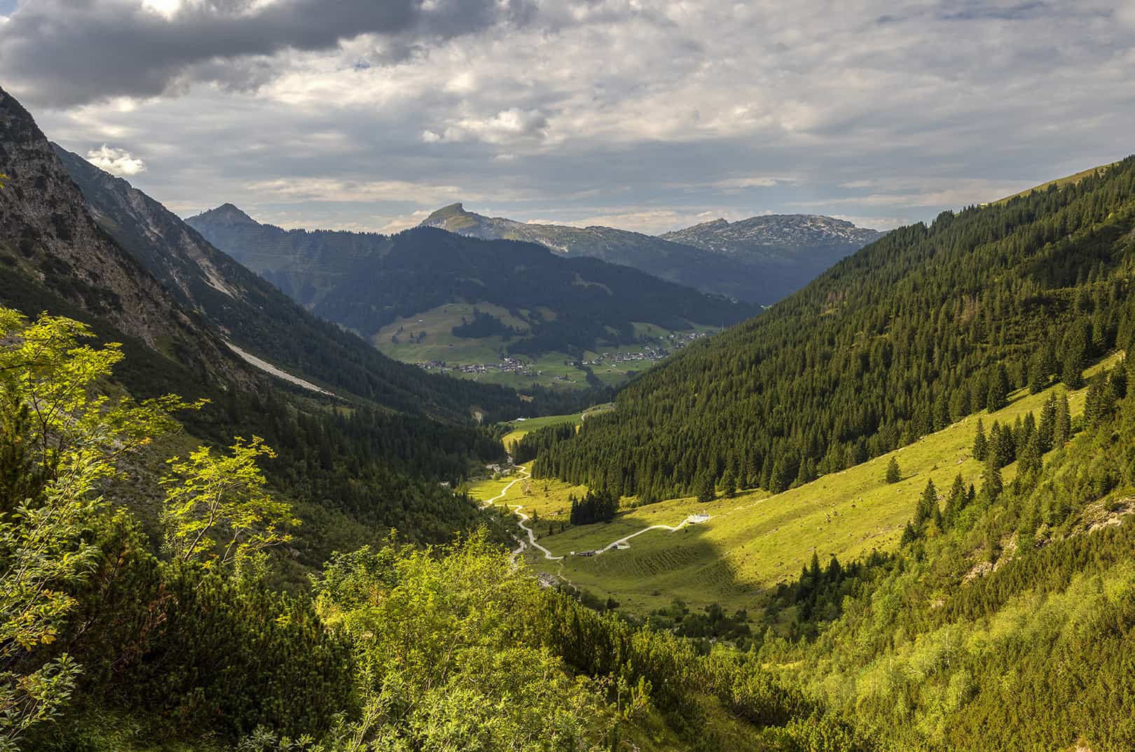 waldgeschichten-artikel-ausflugstipps-in-kaernten-foto-panorama-woerthersee