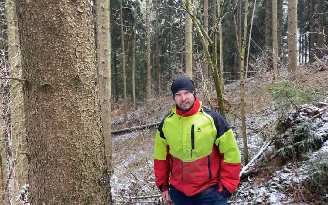 Sebastian investiert gerne Zeit und Geld in seinen Wald