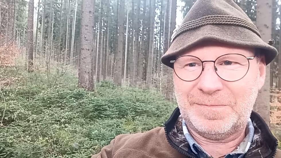 waldgeschichten-app-wald-video-waldpaedagoge-michi-bringt-der-jugend-den-wald-naeher