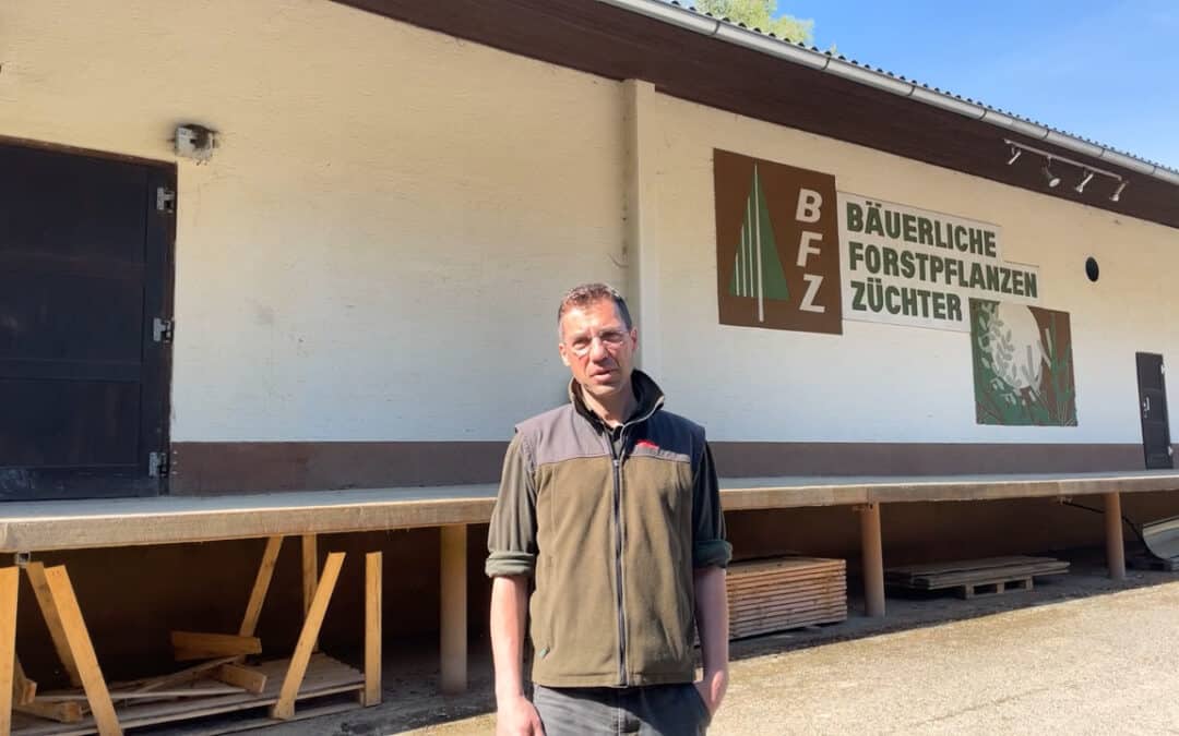 Andreas sorgt mit Forstpflanzen für Nachschub im Wald