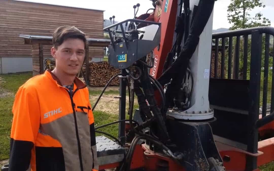 Bernhard ist Schüler an der LFS St. Andrä und erklärt uns seinen Forstanhänger