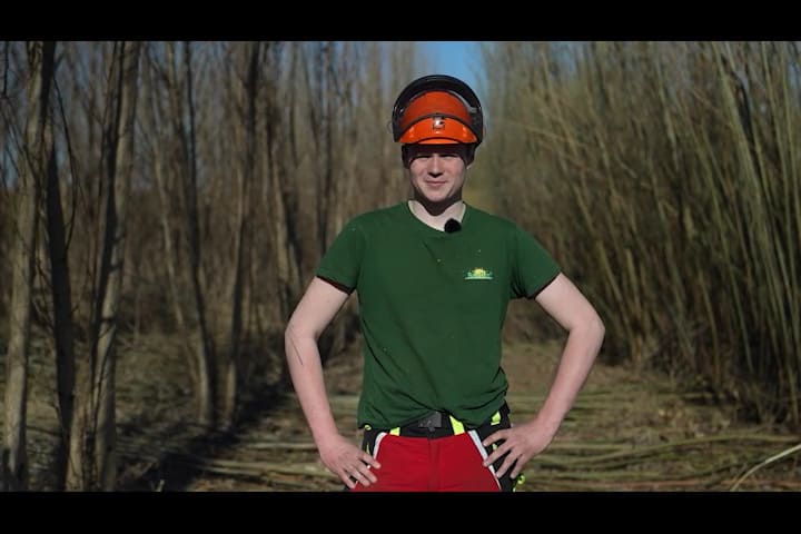 Elias sorgt für regionale und nachhaltige Wärme an seiner Schule