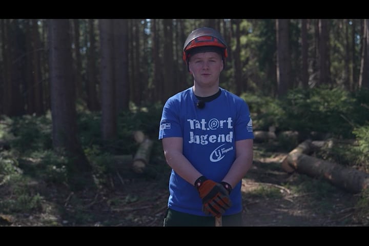 Florian gibt uns einen Einblick in den Forstpraxis Unterricht
