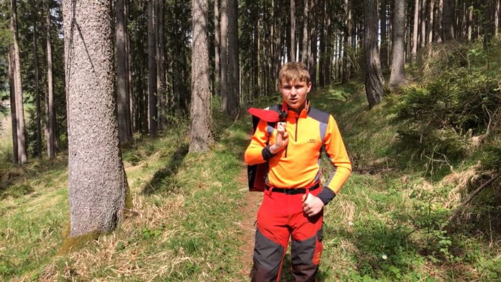 waldgeschichten-video-wald-app-lukas-im-wald-kontrolliert-kaeferbaum