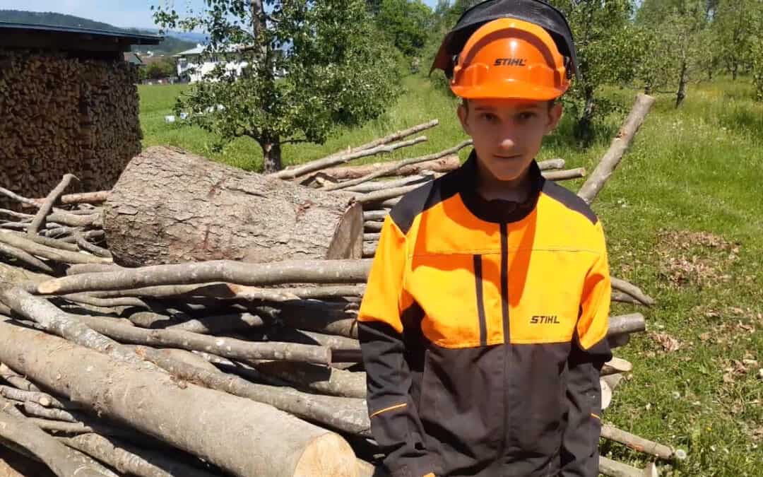 Lukas erklärt die persönliche Schutzausrüstung im Wald