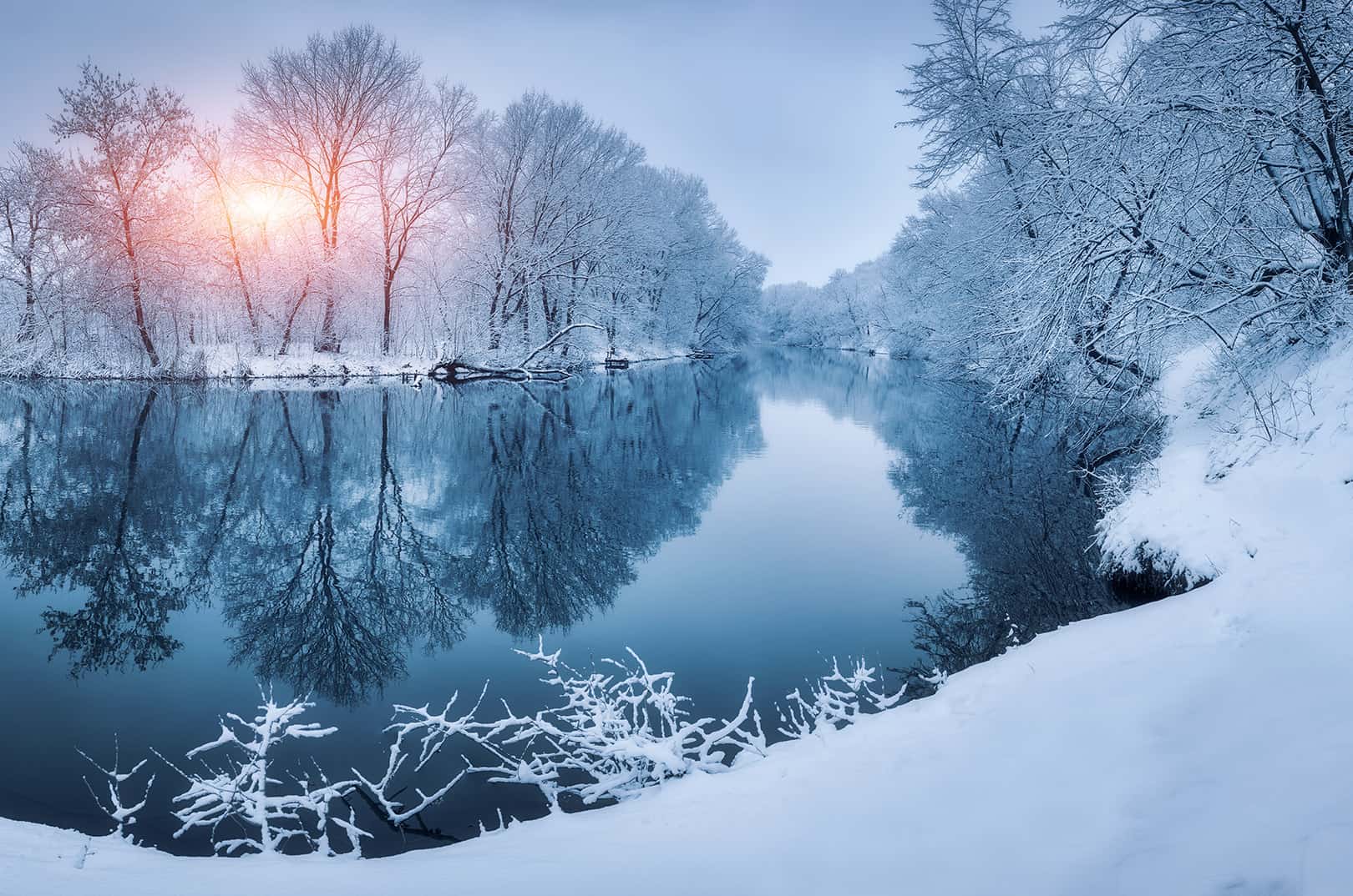 waldgeschichen-winterwandern-spaziergaenge-im-winterwald-entlang-seeufer-sonnenaufgang