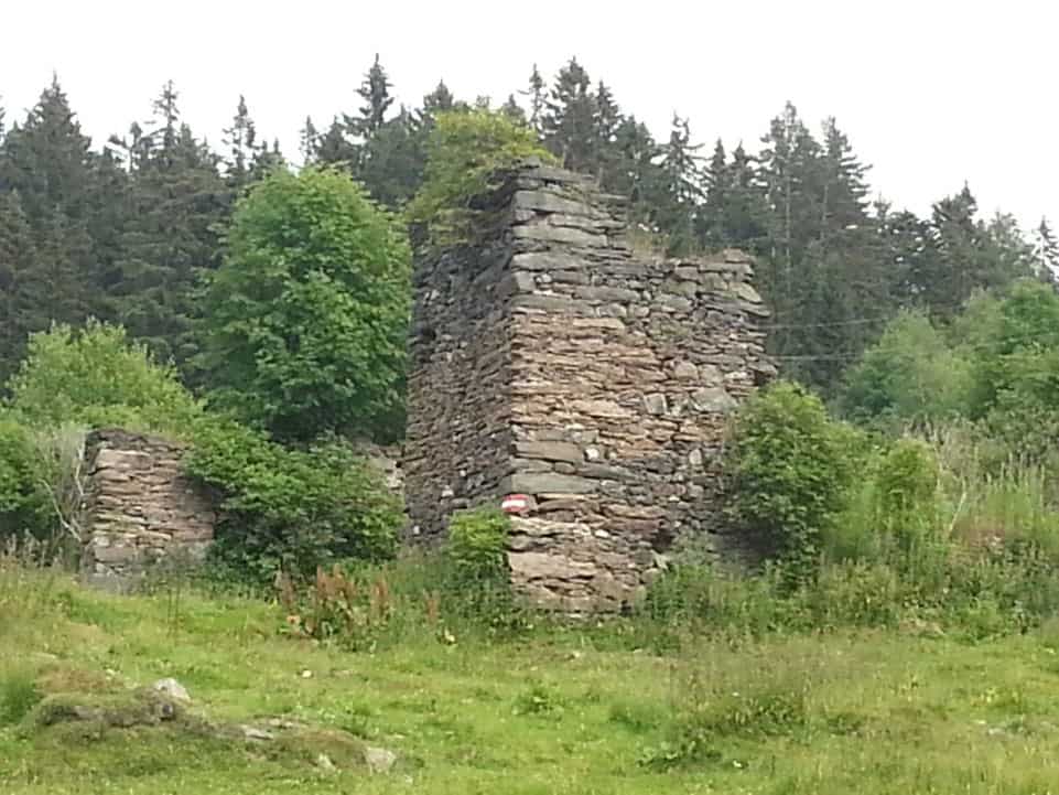 waldgeschichten-kostbarkeiten-im-wald-ruine-einer-glashuette