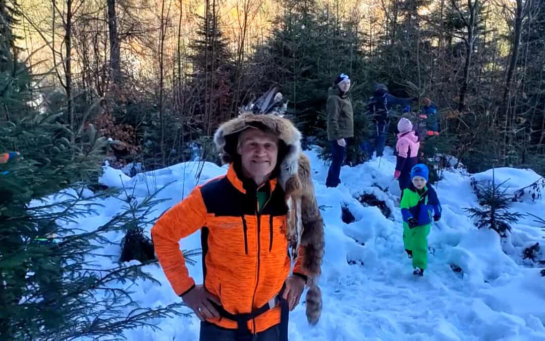 Väter ernten Christbäume mit ihren Kindern