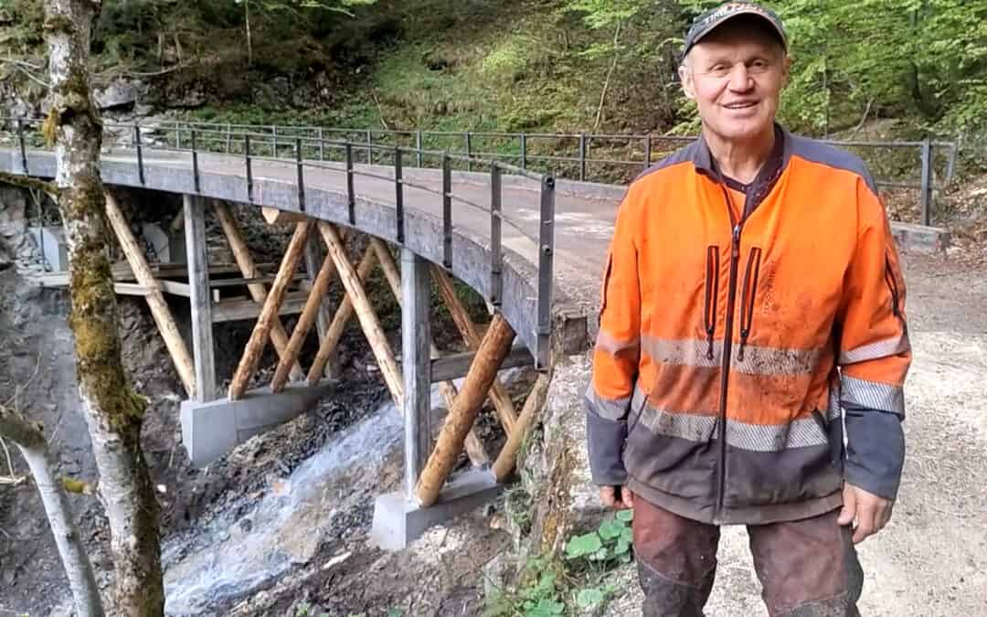 Brückensanierung mit Holz aus dem benachbarten Wald