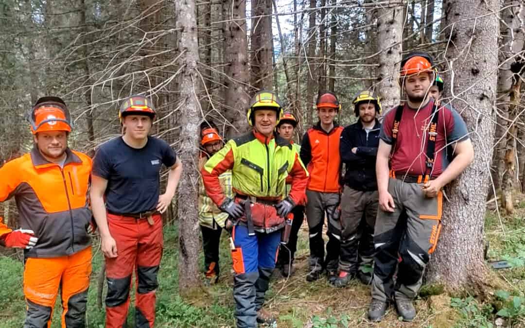 Feuerwehrkameraden lernen sicheren Motorsägen-Umgang im Wald